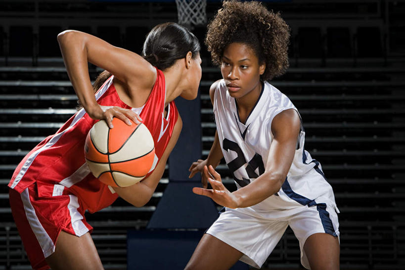 西方人,两个人,运动员,跳,横图,室内,白天,侧面,运动服,锻炼,运动,篮球,欧洲,非洲,黑人,欧洲人,握,服装,标志,篮球框,数字,文字,字符,篮球装备,注视,娱乐,标识,运动器械,相视,一个,衣服,红色,白色,观察,看,享受,休闲,面对面,健身器械,篮球网,放松,握着,阿拉伯数字,服饰,单个,观看,对视,察看,衣着,穿着,关注,相对,健身器材,防守,篮球运动,室内运动,篮球板,相看,对手,守卫,衣饰,年轻女性,女人,女性,非洲人,体育运动员,运动选手,跳跃,半身,彩图,健身,运动器材,运动装