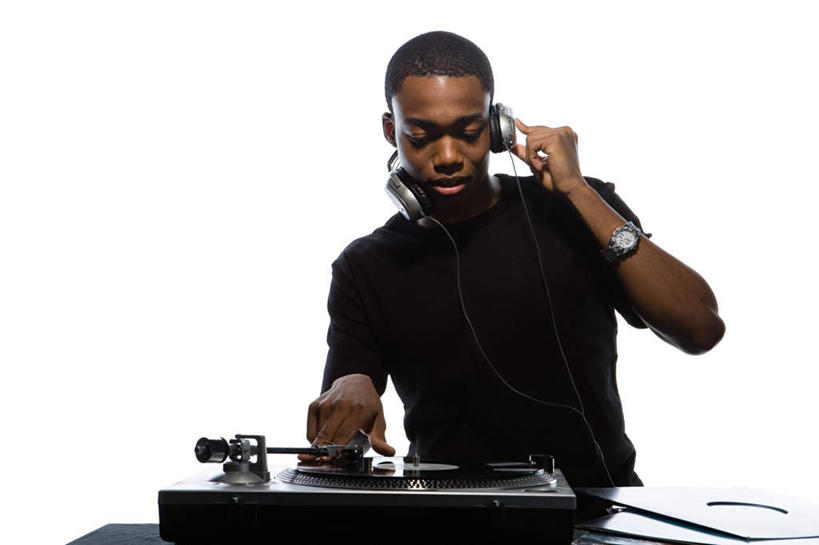 西方人,一个人,站,闭眼,横图,室内,白天,白色背景,正面,T恤衫,陶醉,快乐,满意,幸福,欧洲,非洲,黑人,欧洲人,仅一个男性,仅一个人,音响,音乐,听,T恤,音乐播放器,娱乐,仅一个年轻男性,一个,黑色,耳机,站着,享受,休闲,放松,摄影,影棚,单个,舒适,家用电器,享乐,主持人,留声机,唱片机,男人,男性,年轻男性,非洲人,闭眼睛,闭着眼,闭着眼睛,站立,半身,彩图,影棚拍摄,拍摄,播放器,沉醉