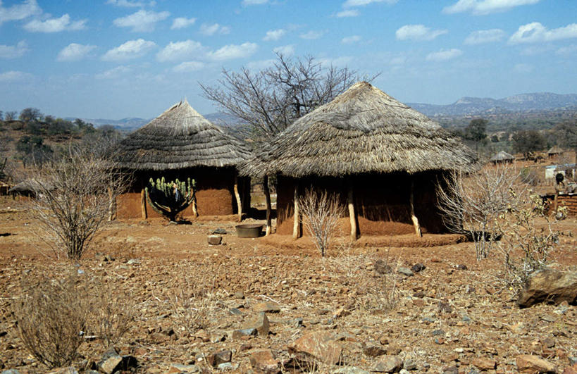 无人,横图,室外,白天,正面,旅游,度假,石头,美景,植物,非洲,津巴布韦,阴影,枯萎,光线,石子,影子,草屋,景观,云,云朵,枯草,云彩,娱乐,草,树,树木,黄色,蓝色,绿色,白云,蓝天,天空,阳光,自然,天,享受,休闲,景色,放松,生长,晴朗,成长,自然风光,阿非利加洲,津巴布韦共和国,辛巴威,石块,岩石,晴空,彩图,茅舍,茅屋