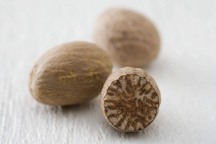 无人,横图,俯视,室内,特写,白天,白色背景,植物,一堆,阴影,堆叠,堆积,朦胧,模糊,反射,影子,草药,药草,中药,三个,摄影,影棚,堆,豆蔻,药材,中草药,中药材,本草,消食,白豆蔻,彩图,高角度拍摄,影棚拍摄,拍摄,开胃