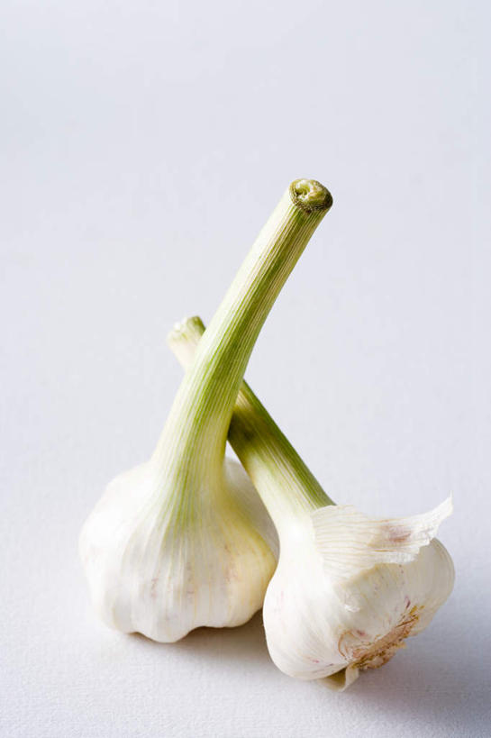 无人,竖图,俯视,室内,特写,白天,白色背景,蔬菜,蒜,阴影,新鲜,反射,影子,食品,蒜头,食物,两个,摄影,有机食品,绿色食品,影棚,胡蒜,大蒜,彩图,高角度拍摄,影棚拍摄,拍摄