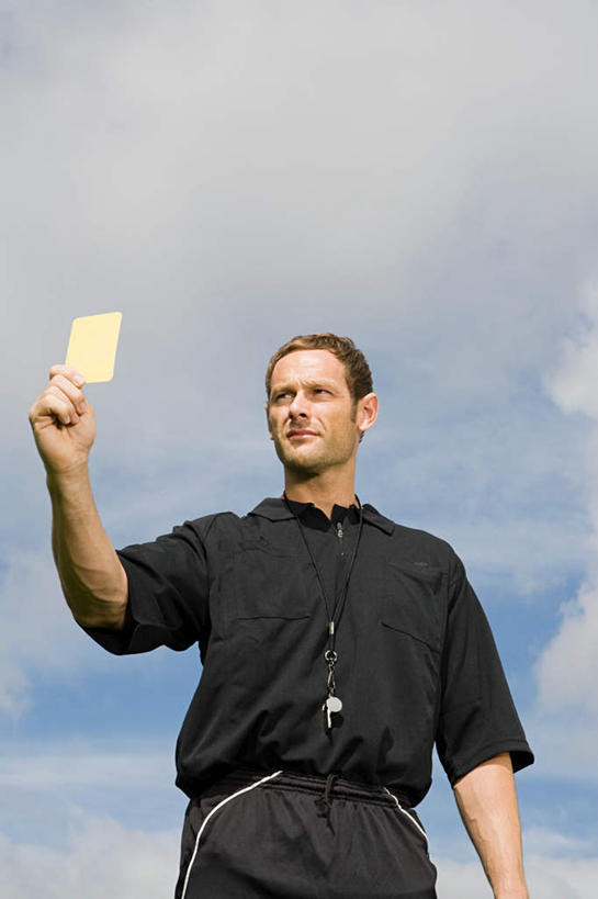 西方人,一个人,站,举,竖图,室外,白天,仰视,运动服,欧洲,欧洲人,仅一个男性,仅一个人,仅一个中年男性,裁判,阴影,服装,光线,影子,云,云朵,黄牌,警告,云彩,注视,一个,衣服,蓝色,黑色,白云,蓝天,天空,阳光,天,观察,看,托,站着,警示,服饰,晴朗,单个,观看,禁止,提醒,察看,衣着,穿着,关注,提示,限制,惩罚,违规,犯规,衣饰,危险,男人,男性,中年男性,白种人,晴空,举起,举手,举着,向上举,向上伸,向上托,站立,半身,彩图,低角度拍摄,运动装