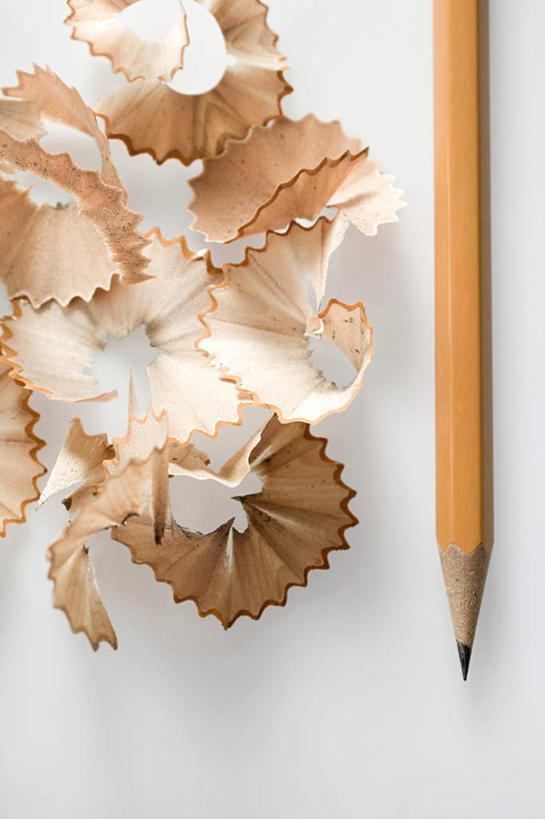 无人,竖图,俯视,室内,特写,白天,静物,灰色背景,木制,笔,木屑,办公用品,文具,一个,木制品,铅笔,学习用品,摄影,影棚,单个,文具用品,一支,笔屑,卷笔刀,削笔刀,碎屑,铅笔屑,削笔机,彩图,高角度拍摄,影棚拍摄,拍摄