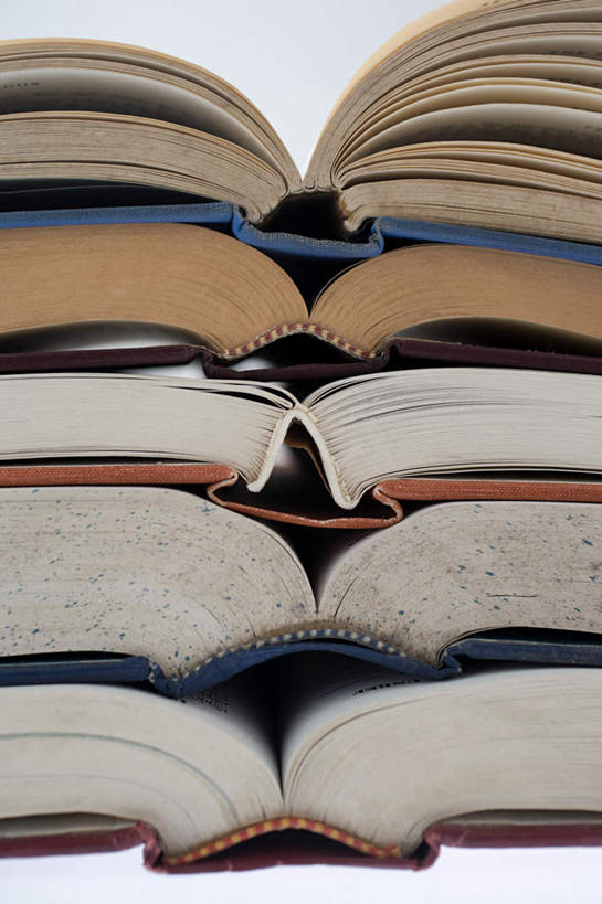 无人,竖图,室内,特写,白天,白色背景,正面,看书,阅读,静物,书籍,一排,学习,整齐,五本,排列,书本,打开,翻开,看,读书,浏览,摄影,影棚,堆,队列,掀开,书,图书,彩图,影棚拍摄,拍摄