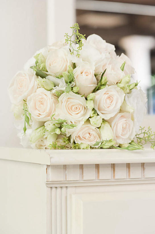 无人,竖图,室内,特写,白天,正面,爱情,幸福,纯洁,热情,玫瑰,朦胧,模糊,盛开,捧花,手捧花,玫瑰花,浪漫,花蕾,方向,花,花瓣,花朵,鲜花,花束,花苞,花蕊,温暖,温馨,恩爱,和睦,感动,尊敬,目的,偏向,标的,婚礼捧花,天真,刺玫花,徘徊花,彩图,融洽