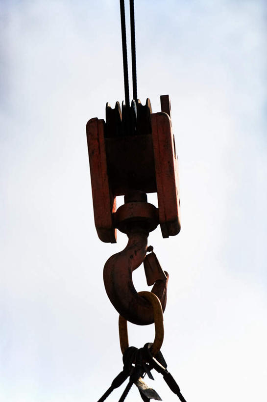 无人,竖图,室外,特写,白天,仰视,技术,建筑,阴影,光线,钩子,影子,设备,吊车,施工,蓝色,蓝天,天空,阳光,交通工具,天,机械,起重机,晴朗,工程,载具,万里无云,工作车,施工车,汽车吊,晴空,晴空万里,彩图,低角度拍摄