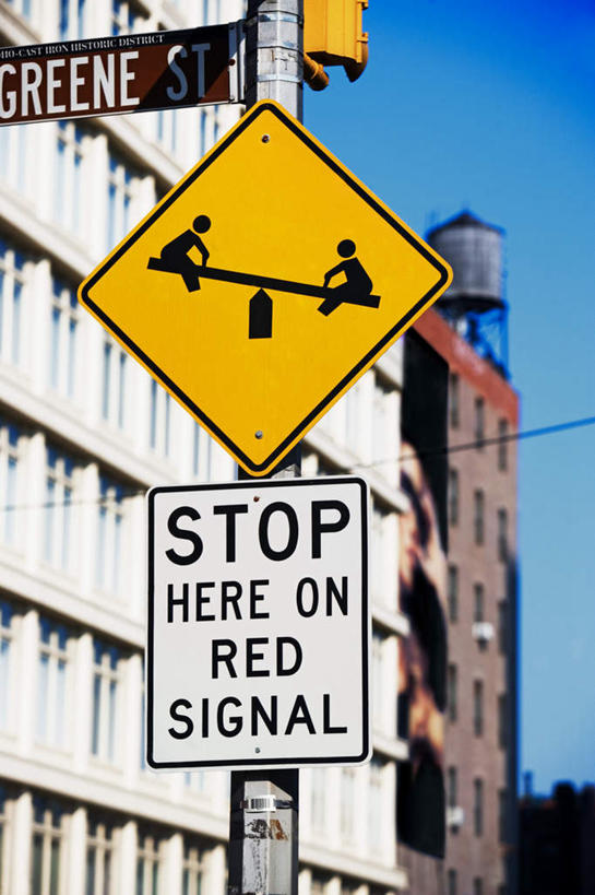 无人,高楼大厦,竖图,室外,白天,仰视,度假,游戏,美景,窗户,城市风光,城市,大厦,建筑,摩天大楼,玩具,纽约,美国,一排,许多,阴影,整齐,光线,英文,标志,文字,影子,字符,字母,景观,警告,玩,娱乐,标识,玻璃窗,排列,蓝色,蓝天,天空,阳光,天,享受,休闲,翘翘板,景色,放松,警示,益智,晴朗,活动,英文字母,禁止,提醒,北美,北美洲,队列,发泄,提示,限制,消遣,智力,美洲,纽约州,万里无云,帝国之州,帝国州,北亚美利加洲,亚美利加洲,宣泄,危险,晴空,晴空万里,玩耍,嬉戏,彩图,低角度拍摄,大楼,高层建筑,高楼,摩天楼