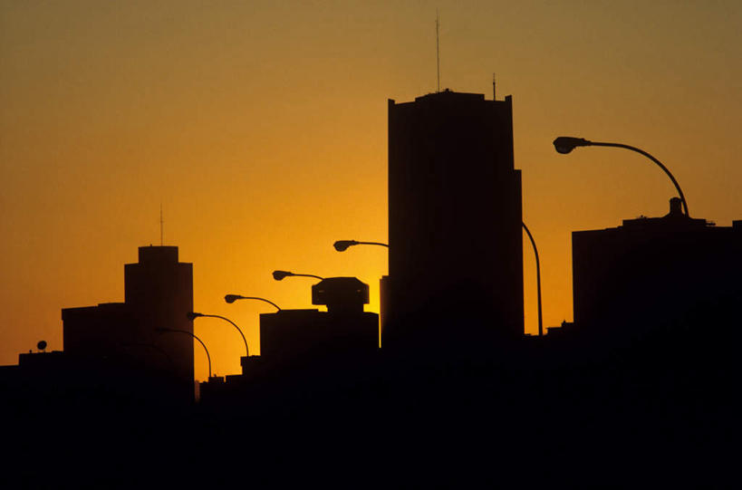 无人,高楼大厦,横图,室外,白天,仰视,度假,美景,日落,城市风光,城市,大厦,建筑,路灯,摩天大楼,照明,加拿大,一排,许多,整齐,景观,晚霞,霞光,落日,灯光,背光,娱乐,灯,排列,黄昏,享受,休闲,景色,彩霞,放松,照亮,北美,北美洲,照明设备,队列,美洲,逆光,北亚美利加洲,亚美利加洲,魁北克省,蒙特利尔,蒙特利尔市,蒙特娄,圣人之城,夕照,夕阳,彩图,低角度拍摄,大楼,高层建筑,高楼,摩天楼,斜阳