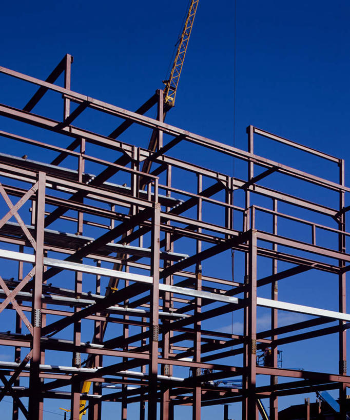 无人,竖图,室外,白天,仰视,技术,建筑,金属制品,阴影,光线,金属,影子,支架,设备,架子,脚手架,施工,蓝色,蓝天,天空,阳光,建筑工地,天,机械,起重机,晴朗,支撑,固定,工程,万里无云,地盘,建筑地盘,施工地盘,晴空,晴空万里,彩图,低角度拍摄,工地,稳固