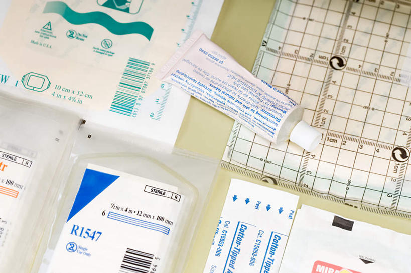 无人,横图,俯视,室内,特写,白天,安全,桌面,桌子,木制,纱布,药剂,药丸,防护,药片,木制品,医疗用品,药品,治疗,保护,药物,固定,医疗,医疗设备,保险,胶布,预防,止血,平安,绷带,创可贴,彩图,高角度拍摄