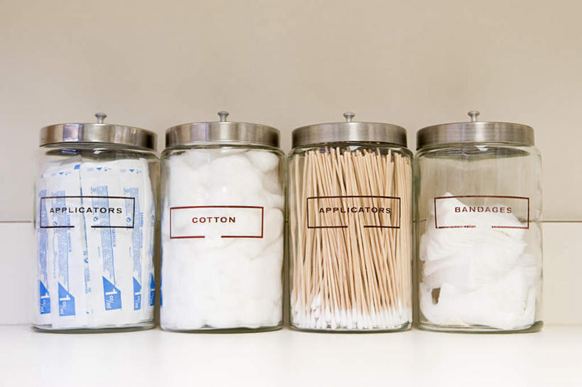 无人,横图,室内,特写,白天,正面,化妆,美容,桌面,桌子,玻璃,一排,护肤,整齐,木制,纱布,玻璃制品,排列,玻璃瓶,化妆棉,化妆品,木制品,瓶子,四个,保养,享受,休闲,放松,治疗,保健,固定,医疗,队列,广口瓶,养颜,止血,绷带,彩图