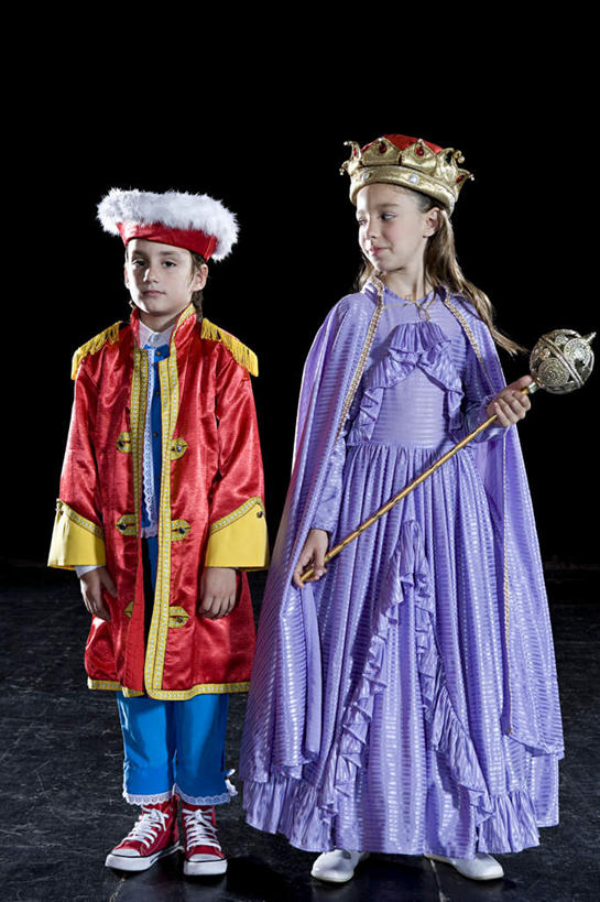 西方人,儿童,两个人,伙伴,朋友,站,竖图,室内,白天,正面,民族服装,友谊,纯洁,皇冠,欧洲,欧洲人,握,黑色背景,服装,拿,拿着,注视,小孩,衣服,观察,看,站着,可爱,童年,童趣,握着,摄影,服饰,影棚,观看,权威,察看,衣着,穿着,高贵,关注,和平,表演服,演出服,童真,烂漫,无邪,地位,权力,统治,衣饰,符节,节钺,节杖,道具服,天真,友情,男孩,男人,男性,女孩,女人,女性,白种人,王冠,站立,彩图,全身,影棚拍摄,传统服装,民俗服,拍摄,男生,女生