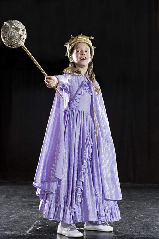 西方人,儿童,一个人,站,竖图,室内,白天,正面,民族服装,纯洁,皇冠,欧洲,欧洲人,仅一个女性,仅一个人,握,黑色背景,服装,拿,拿着,注视,小孩,衣服,紫色,观察,看,站着,仅一个小孩,可爱,童年,童趣,握着,摄影,服饰,影棚,观看,权威,察看,衣着,穿着,高贵,关注,和平,童真,烂漫,无邪,地位,权力,统治,衣饰,符节,节钺,节杖,天真,女孩,女人,女性,白种人,孩子,王冠,站立,彩图,全身,影棚拍摄,传统服装,民俗服,拍摄,女生
