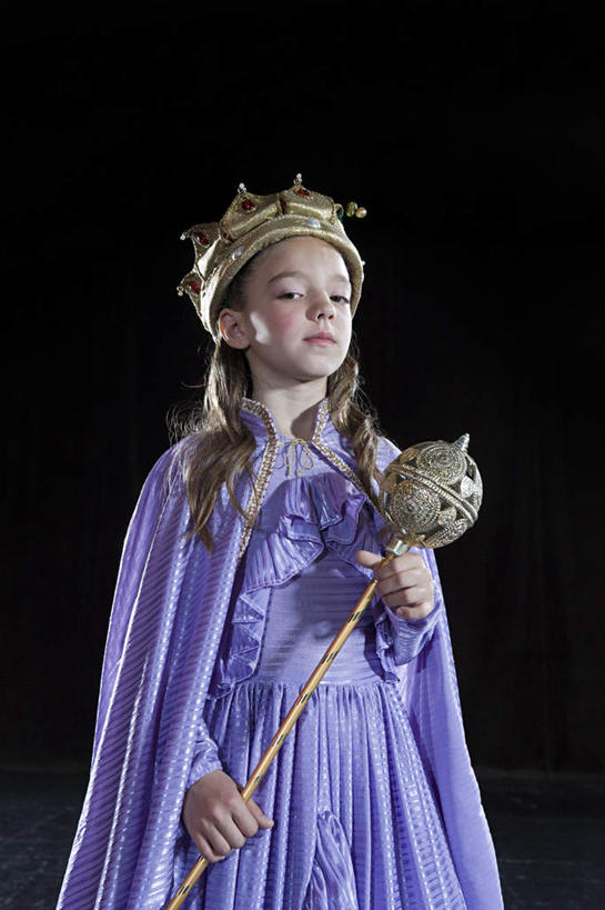 西方人,儿童,一个人,站,竖图,室内,白天,正面,民族服装,纯洁,皇冠,欧洲,欧洲人,仅一个女性,仅一个人,握,黑色背景,服装,拿,拿着,注视,小孩,衣服,观察,看,站着,仅一个小孩,可爱,童年,童趣,握着,摄影,服饰,影棚,观看,权威,察看,衣着,穿着,高贵,关注,和平,表演服,演出服,童真,烂漫,无邪,地位,权力,统治,衣饰,符节,节钺,节杖,道具服,天真,女孩,女人,女性,白种人,孩子,王冠,站立,半身,彩图,影棚拍摄,传统服装,民俗服,拍摄,女生