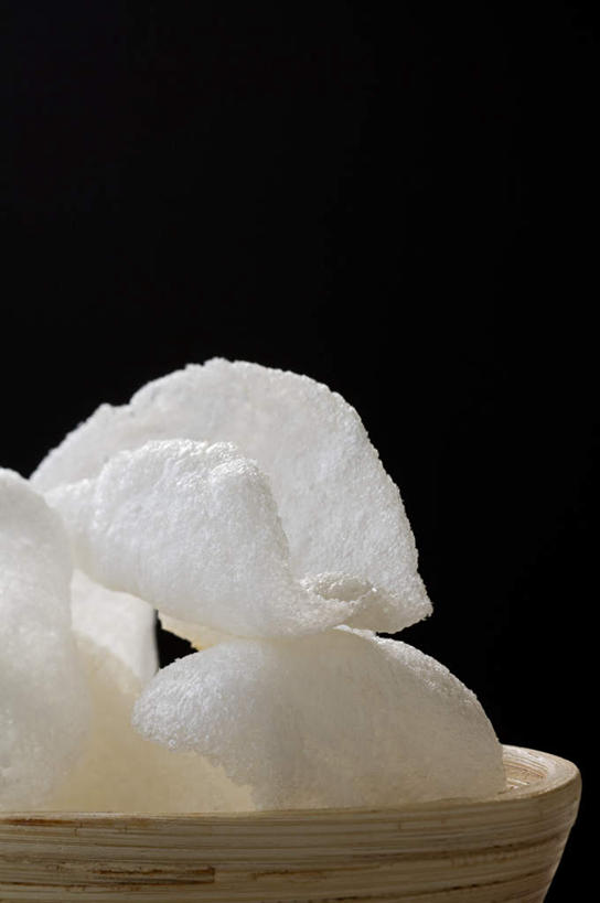 点心,无人,竖图,俯视,室内,特写,白天,桌面,桌子,一堆,许多,阴影,堆叠,堆积,黑色背景,反射,木制,影子,食品,很多,食物,一个,木制品,容器,碗,零食,摄影,影棚,单个,储藏,堆,储存,垃圾食品,膨化食品,虾片,零嘴,彩图,高角度拍摄,影棚拍摄,拍摄,贮存