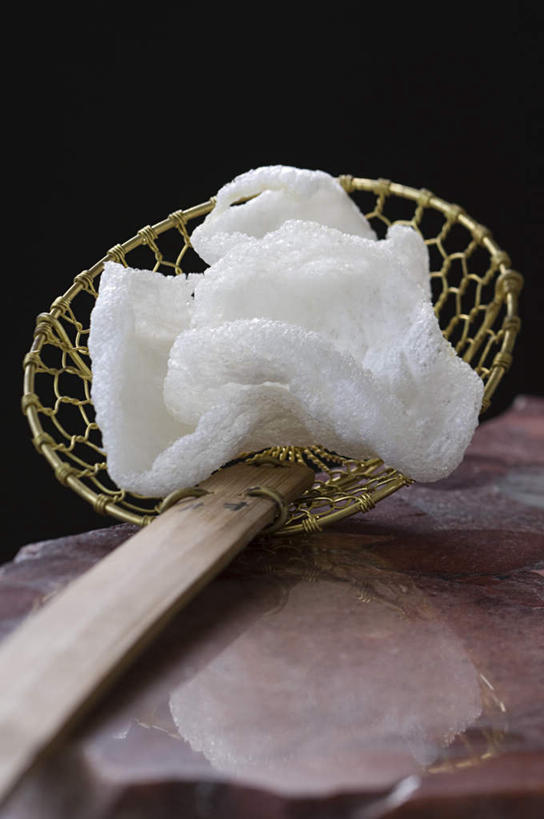 点心,无人,竖图,俯视,室内,特写,白天,桌面,桌子,一堆,阴影,堆叠,堆积,反射,木制,滤器,影子,勺子,食品,食物,一个,白色,木制品,零食,单个,堆,漏勺,垃圾食品,膨化食品,虾片,零嘴,彩图,高角度拍摄