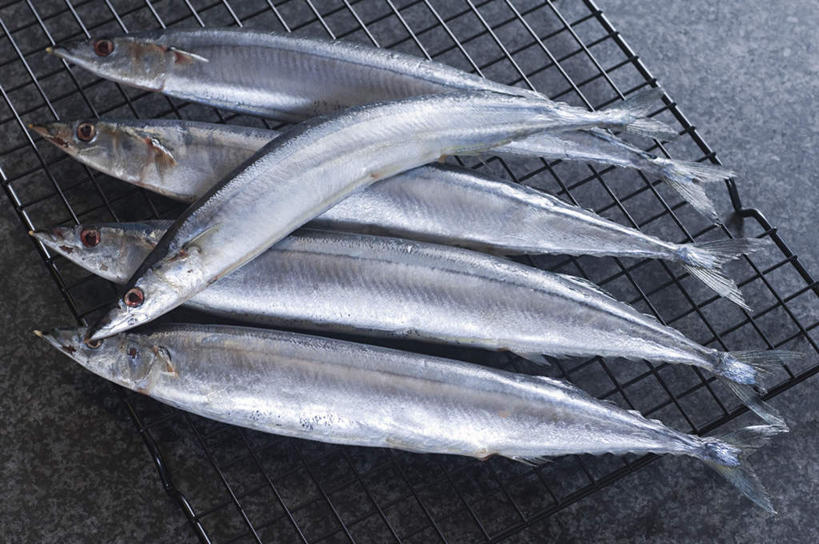 无人,横图,俯视,室内,特写,白天,烧烤,桌面,桌子,一堆,一排,阴影,堆叠,堆积,整齐,反射,木制,秋刀鱼,影子,烤架,烤肉,排列,木制品,铁架,竹刀鱼,五条,堆,刀鱼,队列,彩图,高角度拍摄,全身