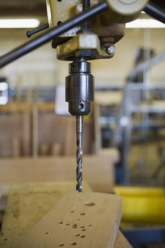 无人,工厂,竖图,室内,特写,白天,正面,阴影,朦胧,模糊,反射,木材,影子,墙,墙壁,墙面,木柴,木料,钻头,彩图,工地,制造厂