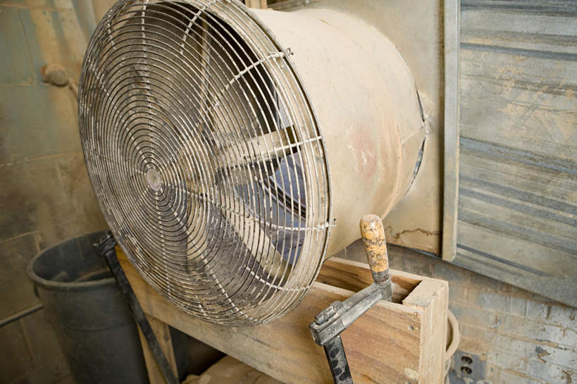 无人,工厂,横图,俯视,室内,特写,白天,静物,电器,墙,风扇,夏季,清凉,尘埃,凉爽,墙壁,墙面,夏天,电风扇,肮脏,电扇,灰尘,尘土,家电,家用电器,邋遢,龌龊,污秽,彩图,高角度拍摄,工地,制造厂,小家电