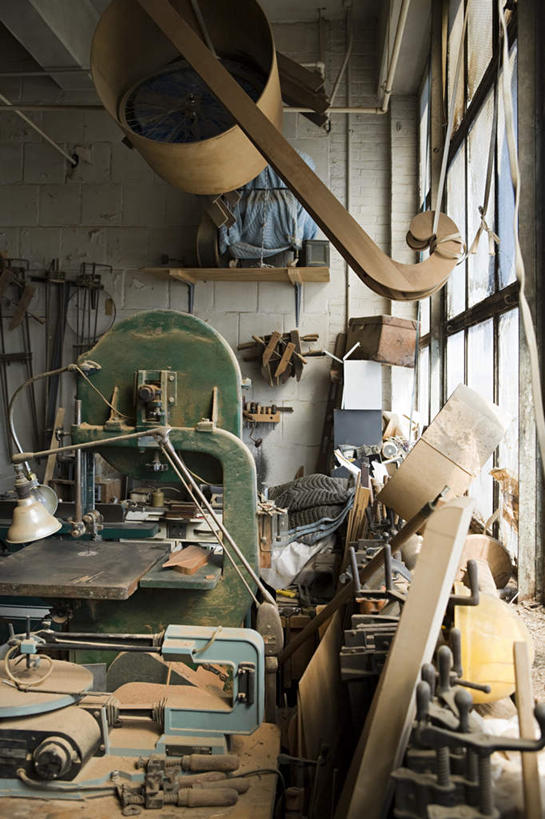 无人,工厂,竖图,室内,白天,正面,桌子,照明,许多,敲打,阴影,反射,锤子,工具,榔头,木材,影子,办公桌,灯光,凌乱,顶灯,灯,木柴,灯具,木料,照亮,五金,混乱,变形,紧固,照明设备,矫正,塑形,木工夹,牢固,C型夹,C型钳,G型夹,G型钳,纷乱,缭乱,庞杂,彩图,工地,制造厂