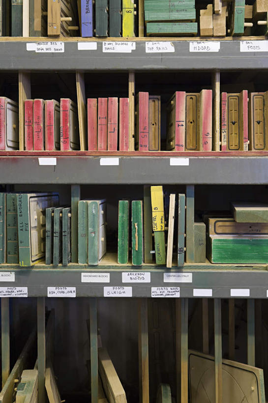 无人,工厂,竖图,室内,白天,正面,静物,一排,许多,整齐,工具,墙,置物架,架子,墙壁,墙面,排列,队列,陈列架,搁架,彩图,工地,制造厂