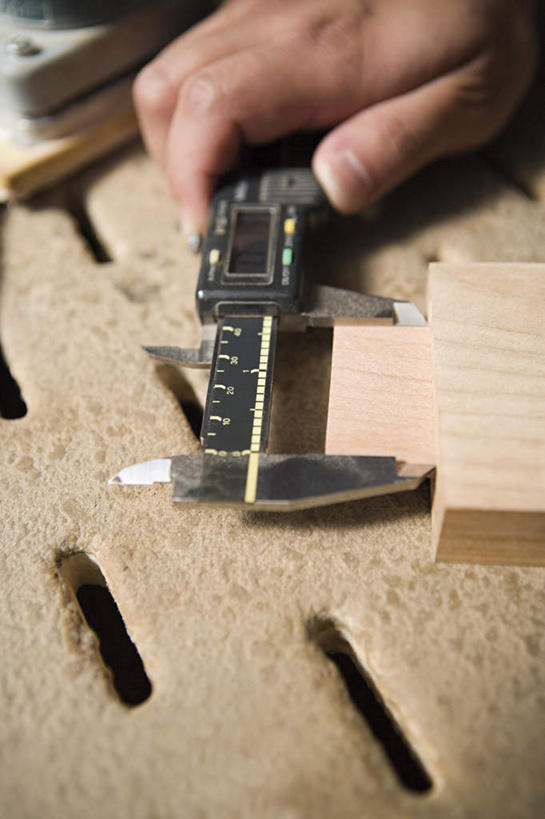 西方人,手,一个人,木匠,竖图,俯视,室内,特写,白天,欧洲,欧洲人,仅一个男性,仅一个人,仅一个中年男性,握,阴影,反射,测量,木材,影子,刻度,木柴,一个,尺,手部,握着,木料,单个,测量工具,单手,尺子,衡量,绘图,比例,测绘,量具,量仪,标度,T形尺,丁字尺,男人,男性,中年男性,白种人,木工,半身,彩图,高角度拍摄