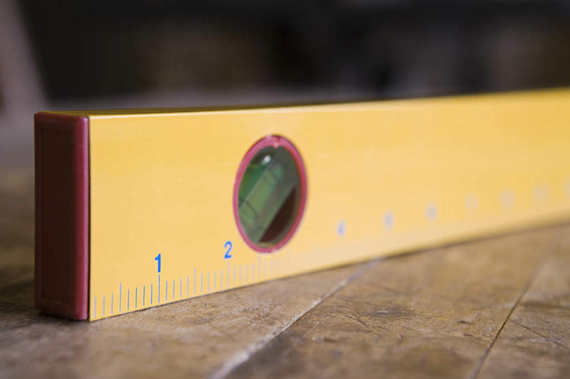 无人,横图,室内,特写,白天,正面,装修,桌面,桌子,建筑,静物,阴影,反射,测量,木制,影子,刻度,一个,黄色,尺,木制品,垂直,单个,测量工具,水平仪,水平,尺子,水平尺,水准仪,量具,量仪,水平仪器,彩图