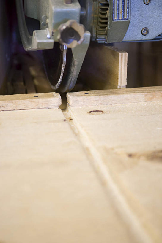 无人,竖图,室内,特写,白天,正面,桌子,静物,阴影,反射,木材,影子,木柴,木料,木工夹,C型夹,C型钳,G型夹,G型钳,彩图