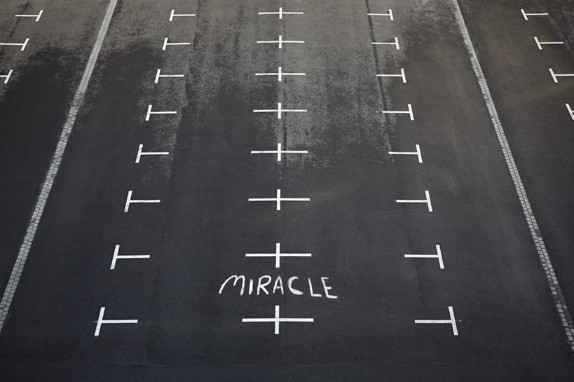 无人,停车场,横图,俯视,室外,白天,英文,标志,界线,路标,文字,字符,字母,地面,标识,英文字母,界限,边界,沥青,彩图,高角度拍摄,泊车场