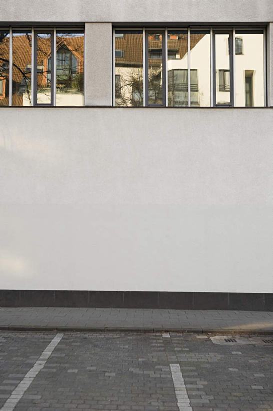 无人,停车场,竖图,室外,白天,正面,窗户,界线,墙,地面,玻璃窗,墙壁,墙面,界限,边界,彩图,泊车场