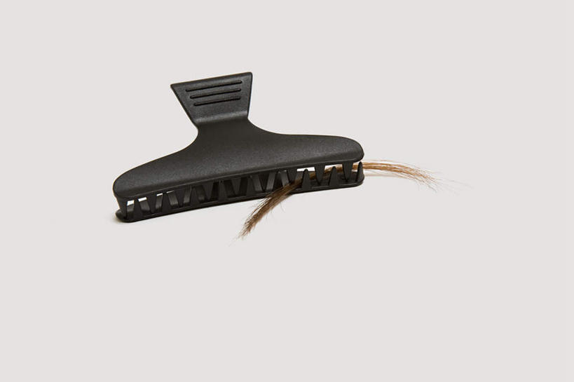 无人,横图,俯视,室内,特写,白天,白色背景,静物,阴影,装饰,反射,影子,一个,黑色,发夹,发饰,饰品,摄影,影棚,单个,配饰,彩图,高角度拍摄,影棚拍摄,拍摄