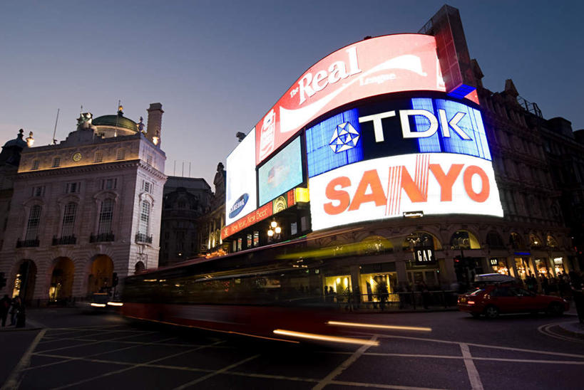 无人,家,横图,彩色,室外,夜晚,长时间曝光,仰视,度假,美景,植物,城市风光,城市,道路,路,霓虹灯,夜景,公路,汽车,英国,欧洲,伦敦,阴影,朦胧,模糊,光线,英文,标志,文字,影子,字符,字母,房屋,屋子,景观,灯光,分界线,七彩,停车线,交通,首都,娱乐,光源,标识,楼房,霓虹,皮卡迪利广场,住宅,车,灯,树,树木,绿色,自然,交通工具,轿车,享受,休闲,景色,放松,生长,成长,英文字母,车行道,车行道分界线,照明设备,西欧,载具,标线,大不列颠,车行线,大不列颠及北爱尔兰联合王国,氖灯,大不列颠联合王国,日不落英帝国,雾都,马路,彩图,低角度拍摄,房子