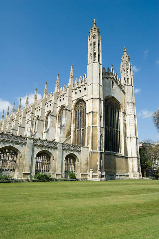 无人,学校,教学楼,教堂,竖图,室外,白天,仰视,旅游,度假,草地,草坪,名胜古迹,植物,标志建筑,地标,建筑,英国,欧洲,节日,遗迹,云,云朵,云彩,古迹,文化,文物,娱乐,建设,古建筑,校园,英格兰,草,树,树木,蓝色,绿色,白云,蓝天,天空,自然,天,祈祷,享受,休闲,教室,健康,旅游胜地,放松,许愿,宗教,信仰,生长,晴朗,成长,纪念,祈求,基督教,西欧,天主教,大不列颠,信念,古文明,大不列颠及北爱尔兰联合王国,剑桥,院校,大不列颠联合王国,日不落英帝国,高等学府,剑桥大学,英国剑桥大学,剑桥郡,平安,晴空,彩图,低角度拍摄,大教堂,大学,教学大楼,礼拜堂