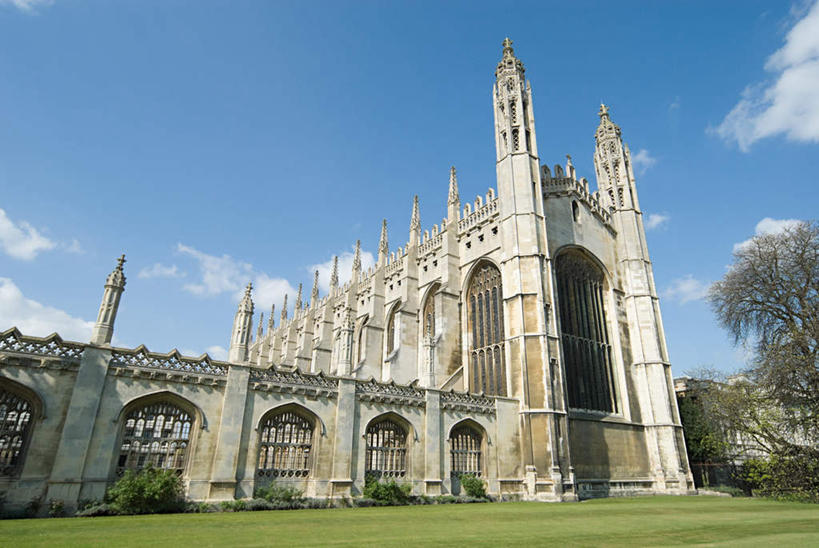 无人,学校,教学楼,教堂,横图,室外,白天,仰视,旅游,度假,草地,草坪,名胜古迹,植物,标志建筑,地标,建筑,英国,欧洲,节日,遗迹,云,云朵,云彩,古迹,文化,文物,娱乐,建设,古建筑,校园,英格兰,草,树,树木,蓝色,绿色,白云,蓝天,天空,自然,天,祈祷,享受,休闲,教室,健康,旅游胜地,放松,许愿,宗教,信仰,生长,晴朗,成长,纪念,祈求,基督教,西欧,天主教,大不列颠,信念,古文明,大不列颠及北爱尔兰联合王国,剑桥,院校,大不列颠联合王国,日不落英帝国,高等学府,剑桥大学,英国剑桥大学,剑桥郡,平安,晴空,彩图,低角度拍摄,大教堂,大学,教学大楼,礼拜堂