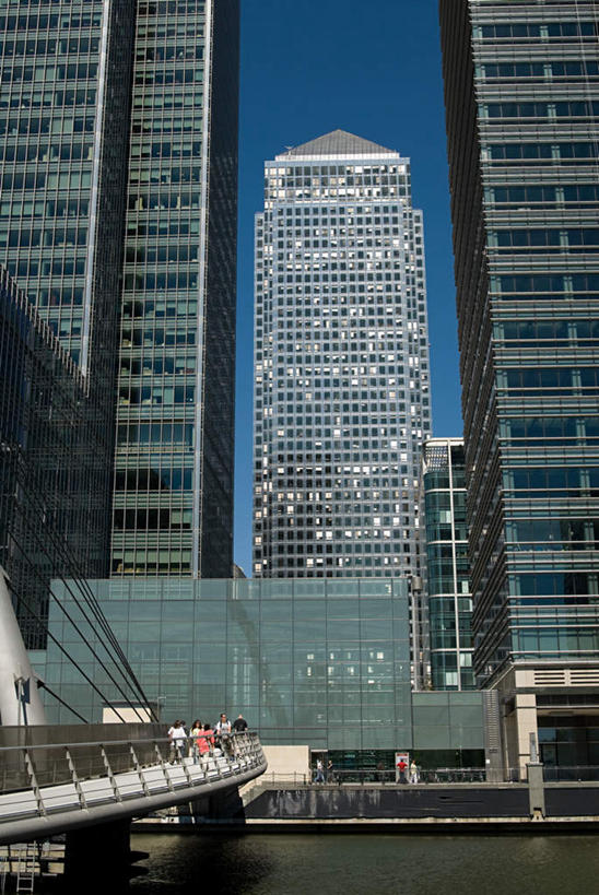 无人,高楼大厦,竖图,室外,白天,正面,旅游,度假,办公楼,河流,水,窗户,标志建筑,大桥,大厦,地标,建筑,立交桥,摩天大楼,桥梁,写字楼,英国,欧洲,伦敦,墙,河水,水流,高架,斜拉桥,桥,首都,娱乐,建设,玻璃窗,墙壁,墙面,蓝色,蓝天,天空,楼宇,天,享受,休闲,旅游胜地,商务楼,放松,晴朗,西欧,大不列颠,金丝雀码头,大不列颠及北爱尔兰联合王国,万里无云,大不列颠联合王国,日不落英帝国,雾都,晴空,晴空万里,彩图,大楼,高层建筑,高楼,摩天楼