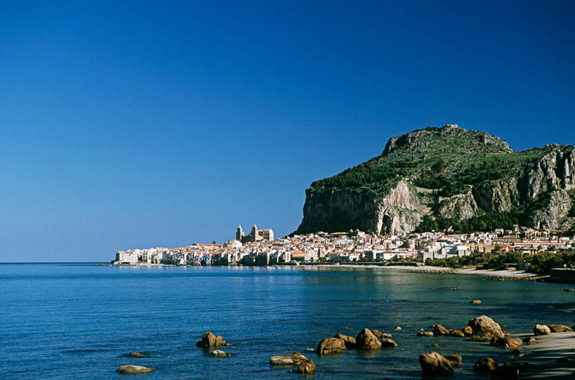 无人,横图,室外,白天,正面,旅游,度假,海浪,海洋,石头,美景,沙滩,山,山脉,树林,植物,意大利,欧洲,沙子,石子,海岸,景观,浪花,山峰,水平线,辽阔,海平线,沙地,山峦,娱乐,树,树木,蓝色,绿色,蓝天,天空,自然,海水,群山,天,享受,休闲,广阔,景色,放松,生长,晴朗,成长,一望无际,西西里,南欧,自然风光,海景,万里无云,意大利共和国,首府,西西里岛,无边无际,一马平川,巴勒莫,切法卢,大海,风浪,海,海水的波动,海滩,近岸浪,石块,岩石,涌浪,晴空,晴空万里,彩图,水天相接,水天一线