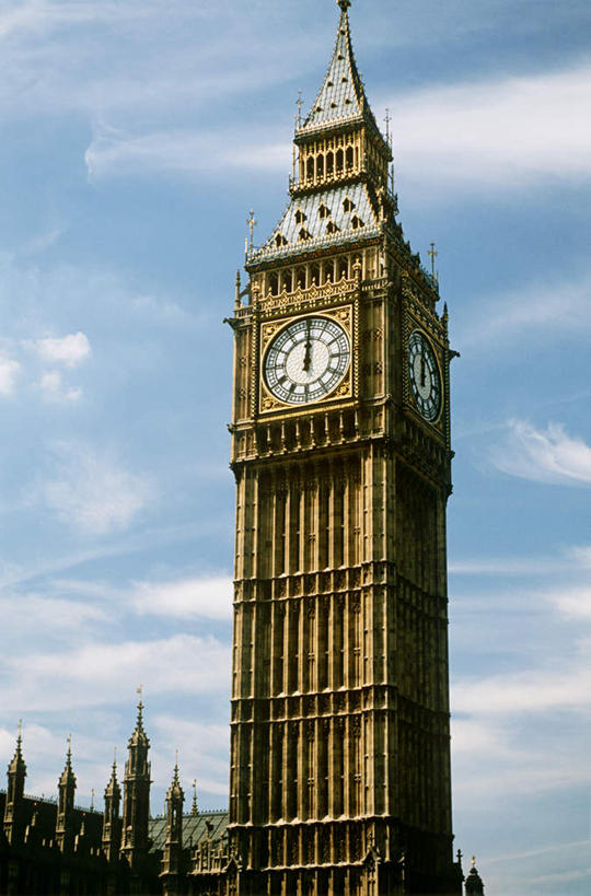 无人,竖图,室外,白天,仰视,旅游,度假,名胜古迹,标志建筑,地标,建筑,英国,欧洲,伦敦,阴影,遗迹,时间,光线,时钟,影子,云,云朵,钟楼,首都,计时,云彩,古迹,文物,娱乐,建设,古建筑,大本钟,大笨钟,蓝色,白云,蓝天,天空,阳光,钟表,天,享受,休闲,表,旅游胜地,放松,晴朗,西欧,大不列颠,古文明,大不列颠及北爱尔兰联合王国,塔钟,大不列颠联合王国,日不落英帝国,雾都,钟,晴空,彩图,低角度拍摄