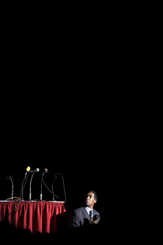 西方人,一个人,警卫,坐,竖图,室内,白天,正面,衬衫,西装,桌面,桌子,欧洲,欧洲人,仅一个男性,仅一个人,仅一个中年男性,阴影,套装,正装,反射,木制,布料,影子,领带,布纹,注视,职业装,桌布,红色,餐巾,话筒,木制品,台布,观察,看,观看,察看,麦克风,关注,扩音器,传声器,保镖,微音器,保镳,男人,男性,中年男性,白种人,坐着,半身,彩图,衬衣