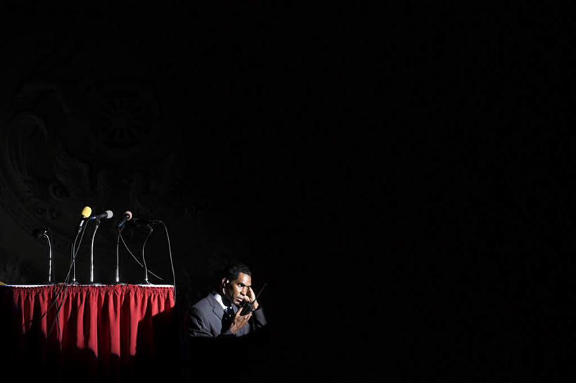 西方人,一个人,警卫,坐,横图,室内,白天,正面,衬衫,西装,桌面,桌子,欧洲,欧洲人,仅一个男性,仅一个人,仅一个中年男性,阴影,套装,正装,反射,木制,布料,影子,领带,布纹,注视,职业装,桌布,红色,餐巾,话筒,木制品,台布,观察,看,观看,察看,麦克风,关注,扩音器,传声器,保镖,微音器,保镳,男人,男性,中年男性,白种人,坐着,半身,彩图,衬衣