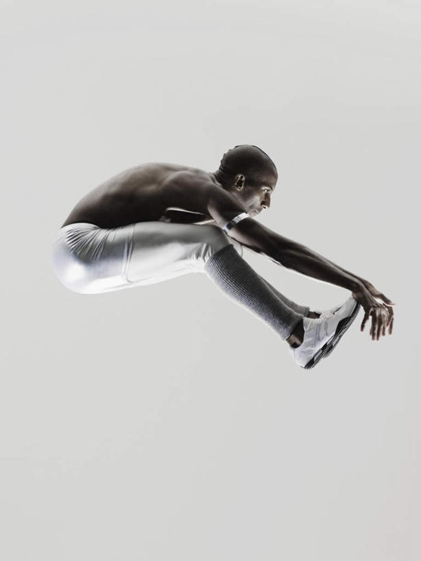 西方人,一个人,运动员,跳,竖图,室内,白天,侧面,运动服,跳远,欧洲,非洲,黑人,欧洲人,仅一个男性,仅一个人,灰色背景,服装,半空,注视,仅一个年轻男性,衣服,观察,看,摄影,服饰,影棚,观看,察看,衣着,穿着,关注,衣饰,男人,男性,年轻男性,非洲人,体育运动员,运动选手,跳跃,彩图,全身,影棚拍摄,拍摄,运动装