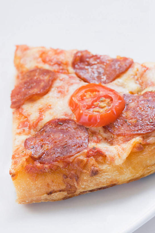 无人,竖图,俯视,室内,特写,白天,背景,烹饪,西餐,桌面,桌子,一块,阴影,朦胧,模糊,反射,木制,影子,料理,食品,披萨,匹萨,菜肴,美食,食物,白色,木制品,快餐,西式,摄影,佳肴,影棚,比萨,西式快餐,垃圾食品,意大利薄饼,彩图,高角度拍摄,影棚拍摄,拍摄