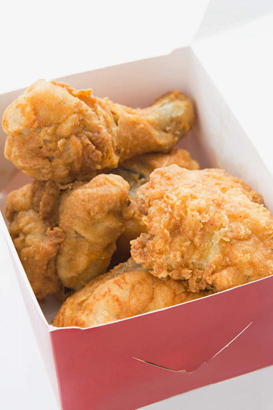 无人,竖图,俯视,室内,特写,白天,背景,烹饪,西餐,餐桌,桌面,桌子,阴影,朦胧,模糊,反射,木制,影子,纸盒,料理,食品,鸡腿,菜肴,美食,盒子,食物,一个,白色,包装盒,木制品,快餐,烤鸡,西式,摄影,佳肴,影棚,单个,餐台,炸鸡,西式快餐,垃圾食品,彩图,高角度拍摄,影棚拍摄,拍摄