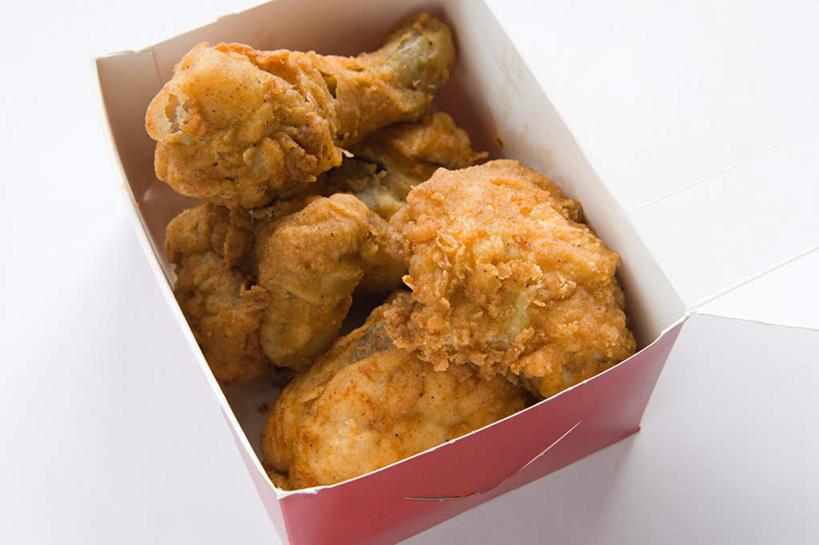 无人,横图,俯视,室内,特写,白天,背景,烹饪,西餐,餐桌,桌面,桌子,阴影,反射,木制,影子,纸盒,料理,食品,鸡腿,菜肴,美食,盒子,食物,一个,白色,包装盒,木制品,快餐,烤鸡,西式,摄影,佳肴,影棚,单个,餐台,炸鸡,西式快餐,垃圾食品,彩图,高角度拍摄,影棚拍摄,拍摄