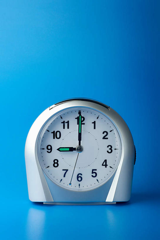 无人,竖图,室内,特写,白天,正面,桌面,桌子,静物,闹钟,蓝色背景,时间,木制,时钟,计时,一个,木制品,钟表,表,摄影,影棚,单个,钟,彩图,影棚拍摄,拍摄