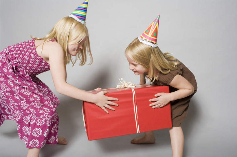 西方人,儿童,两个人,家庭,站,横图,室内,白天,侧面,纯洁,礼盒,礼物,帽子,欧洲,欧洲人,抢,弯腰,握,灰色背景,纸质,服装,装饰,丝绸,丝带,纸盒,缎带,拿,拿着,注视,休闲装,生日帽,绸带,盒子,小孩,衣服,红色,包装盒,礼品盒,观察,看,站着,休闲,温暖,温馨,一家人,休闲服,可爱,童年,童趣,握着,摄影,服饰,礼品,影棚,观看,华丽,修饰,点缀,和睦,察看,小丑帽,关注,童真,烂漫,无邪,三角帽,狂欢帽,派对帽,聚会帽,纸帽,弯身,衬托,美观,雅致,雅观,天真,女孩,女人,女性,白种人,站立,半身,彩图,影棚拍摄,拍摄,融洽,女生