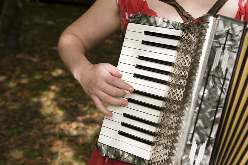 西方人,一个人,站,横图,俯视,室外,白天,键盘,草地,草坪,植物,叶子,欧洲,欧洲人,仅一个女性,仅一个人,服装,枯叶,落叶,手风琴,弹奏,管风琴,草,衣服,绿色,站着,仅一个中年女性,服饰,键盘乐器,衣着,穿着,表演服,演出服,衣饰,道具服,女人,女性,中年女性,白种人,叶,叶片,站立,半身,彩图,高角度拍摄