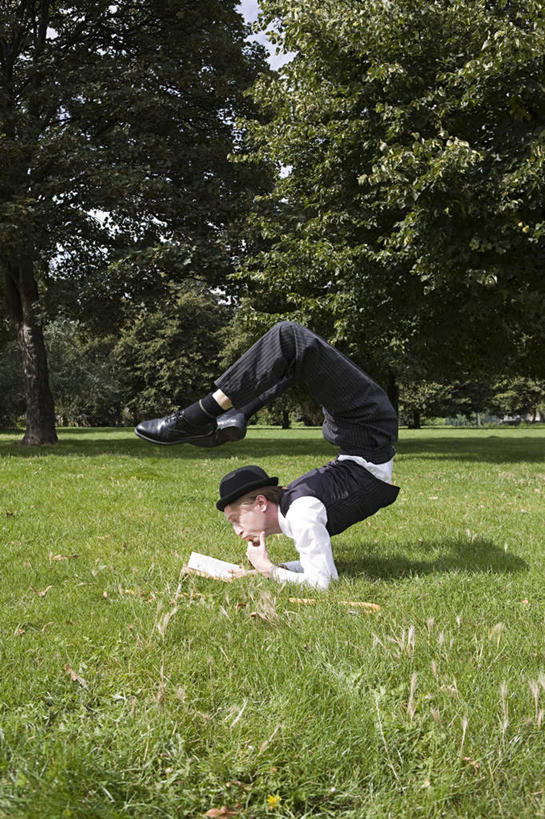 西方人,一个人,竖图,室外,白天,侧面,戏服,西装,游戏,草地,草坪,植物,帽子,书籍,欧洲,欧洲人,仅一个男性,仅一个人,仅一个中年男性,表演,撑,套装,正装,玩,注视,职业装,礼帽,娱乐,草,树,树木,杂技,绿色,自然,观察,看,休闲,生长,成长,观看,活动,察看,撑着,发泄,关注,消遣,智力,角色扮演,宣泄,演戏,男人,男性,中年男性,白种人,书,图书,玩耍,嬉戏,彩图,全身