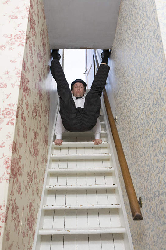 西方人,一个人,栏杆,竖图,室内,白天,仰视,戏服,西装,游戏,楼梯,帽子,欧洲,欧洲人,仅一个男性,仅一个人,仅一个中年男性,表演,套装,正装,扶手,阶梯,墙,玩,抬腿,注视,职业装,礼帽,娱乐,护栏,墙壁,墙面,台阶,杂技,观察,看,休闲,观看,张开双腿,活动,察看,发泄,关注,消遣,智力,角色扮演,宣泄,展开双腿,演戏,男人,男性,中年男性,白种人,玩耍,嬉戏,彩图,低角度拍摄,全身,伸展双腿