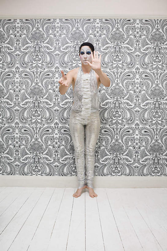 西方人,一个人,站,竖图,室内,白天,正面,戏服,游戏,壁纸,欧洲,欧洲人,仅一个年轻女性,仅一个女性,仅一个人,表演,服装,装饰,墙,玩,注视,娱乐,墙壁,墙面,衣服,观察,看,站着,休闲,服饰,观看,活动,华丽,修饰,点缀,察看,衣着,穿着,发泄,关注,消遣,智力,角色扮演,宣泄,衬托,美观,雅致,雅观,衣饰,演戏,年轻女性,女人,女性,白种人,墙纸,玩耍,嬉戏,站立,彩图,全身