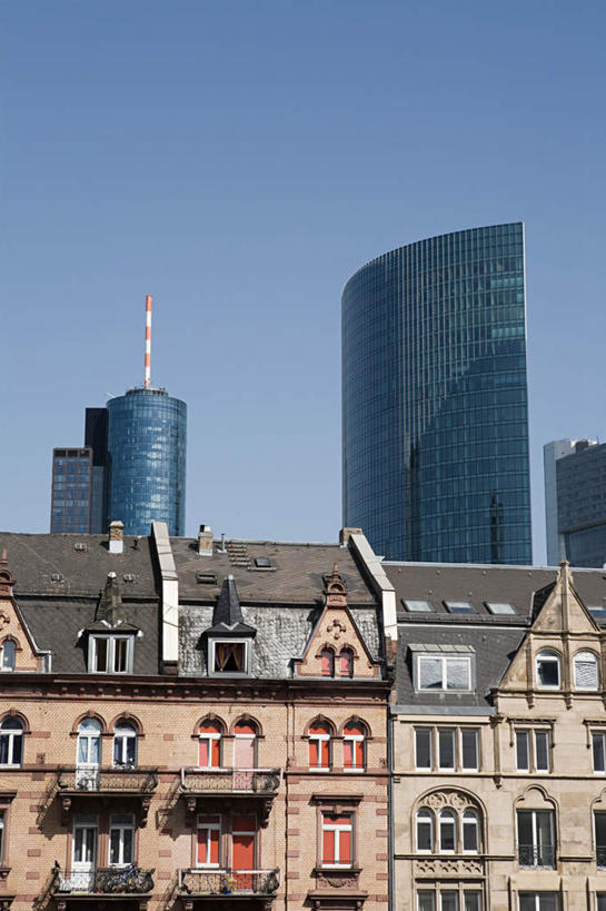 无人,家,高楼大厦,竖图,室外,白天,正面,度假,办公楼,美景,天际线,窗户,城市风光,城市,大厦,建筑,摩天大楼,写字楼,德国,欧洲,房屋,墙,屋子,景观,公寓,娱乐,洋房,楼房,玻璃窗,墙壁,墙面,住宅,蓝色,蓝天,天空,楼宇,天,享受,休闲,商务楼,景色,放松,晴朗,西欧,万里无云,德意志联邦共和国,法兰克福,法兰克福市,黑森州,晴空,晴空万里,彩图,房子,大楼,高层建筑,高楼,摩天楼